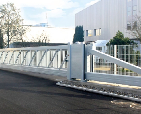 Cancello scorrevole autoportante bianco